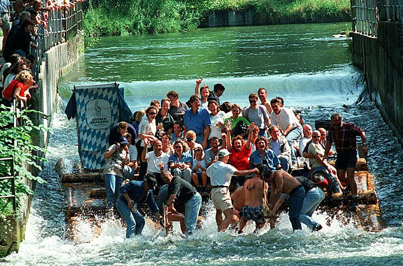 Beliebter Freizteit-Spaß: Eine Floßfahrt auf der Isar.