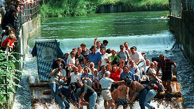 Beliebter Freizteit-Spaß: Eine Floßfahrt auf der Isar. Beliebter Freizteit-Spaß: Eine Floßfahrt auf der Isar.