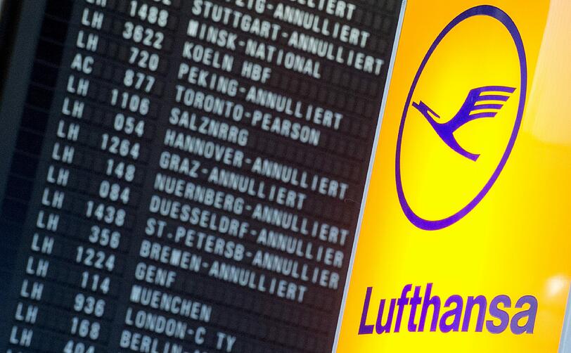 Flugausfälle: Passagiermaschinen der Lufthansa stehen auf dem Flughafen in Frankfurt am Main.