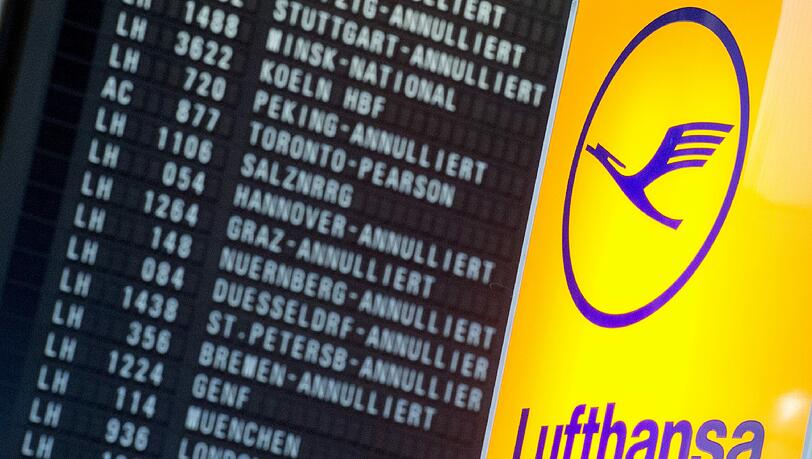Flugausfälle: Passagiermaschinen der Lufthansa stehen auf dem Flughafen in Frankfurt am Main. Flugausfälle: Passagiermaschinen der Lufthansa stehen auf dem Flughafen in Frankfurt am Main.
