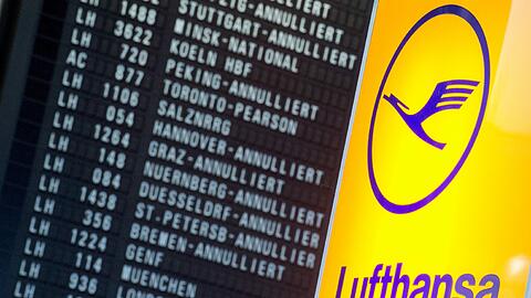 Flugausfälle: Passagiermaschinen der Lufthansa stehen auf dem Flughafen in Frankfurt am Main.