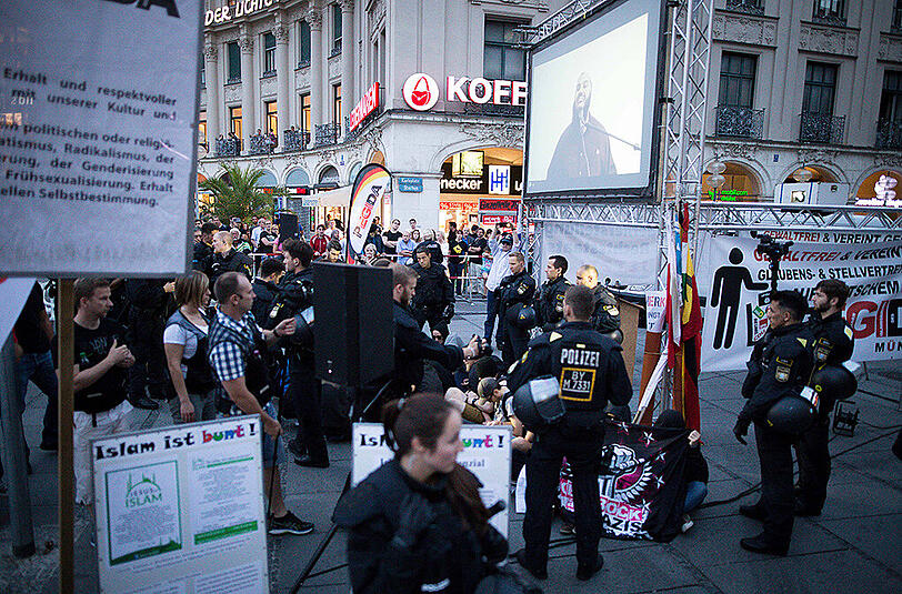 Am Montagabend fand die Pegida-Kundgebung am Stachus statt. Es kam dabei auch zu einer Gegendemonstration. Die Polizei musste eingreifen. Die Bilder.