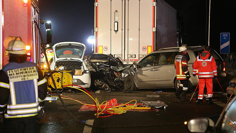 Im Nebel sind auf der A7 im Allgäu mehrere Autos ineinander gerast. Sechs Menschen starben. Die Bilder von der Unfallstelle.