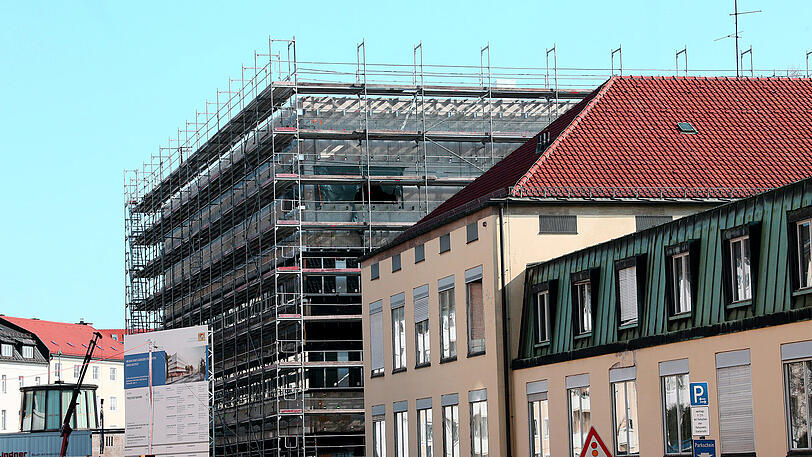 So sieht es aktuell an der Königinstraße aus. Der erste Würfelbau des neuen Nano-Instituts steht schon.
