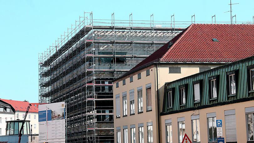So sieht es aktuell an der Königinstraße aus. Der erste Würfelbau des neuen Nano-Instituts steht schon. So sieht es aktuell an der Königinstraße aus. Der erste Würfelbau des neuen Nano-Instituts steht schon.