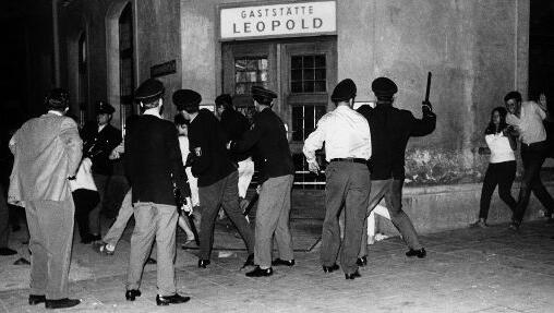 Mit Gummiknüppeln gegen randalierende Jugendliche: Polizisten bei einem Einsatz vor der damaligen "Gaststätte Leopold". Mit Gummiknüppeln gegen randalierende Jugendliche: Polizisten bei einem Einsatz vor der damaligen "Gaststätte Leopold".