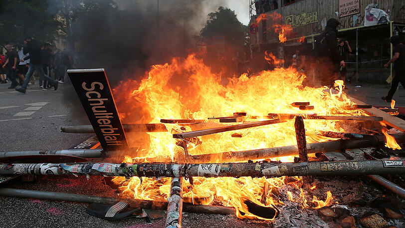 Schockierende Bilder vom Freitagabend: Marodierende Chaoten streifen durch das Hamburger Schanzenviertel, zünden Barrikaden an, randalieren und verbreiten Gewalt.
