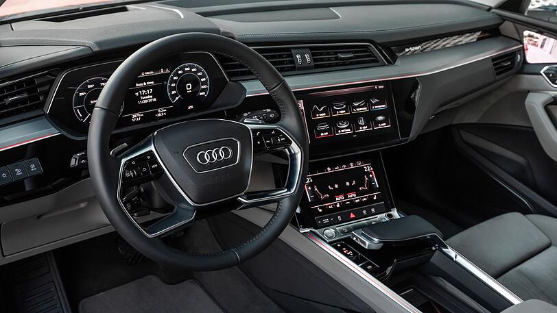 Voll digital bis runter zur Klimatisierungs-Einstellung: das Cockpit des Audi e-tron.