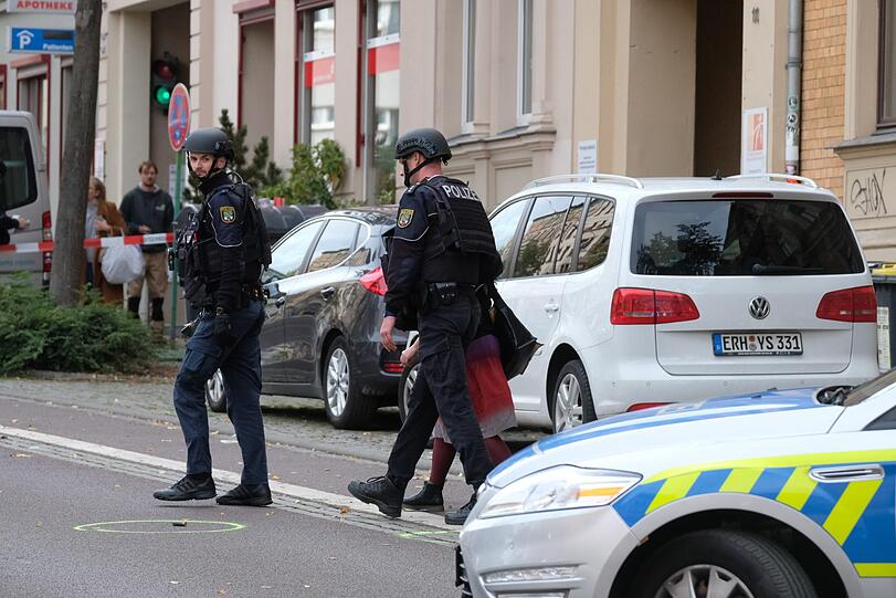 Bei einer Schießerei in Halle sind am Mittwoch zwei Menschen getötet worden.