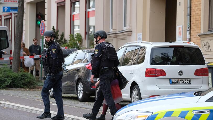 Bei einer Schießerei in Halle sind am Mittwoch zwei Menschen getötet worden. Bei einer Schießerei in Halle sind am Mittwoch zwei Menschen getötet worden.