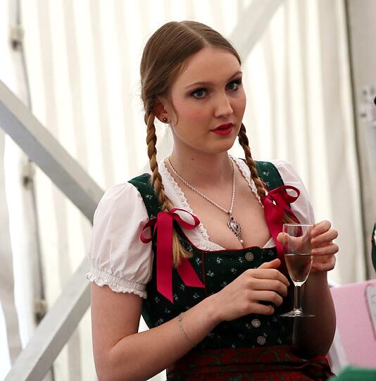 Trachtenmodenschau auf dem 27. Haderner Dorffest. Die Bilder.