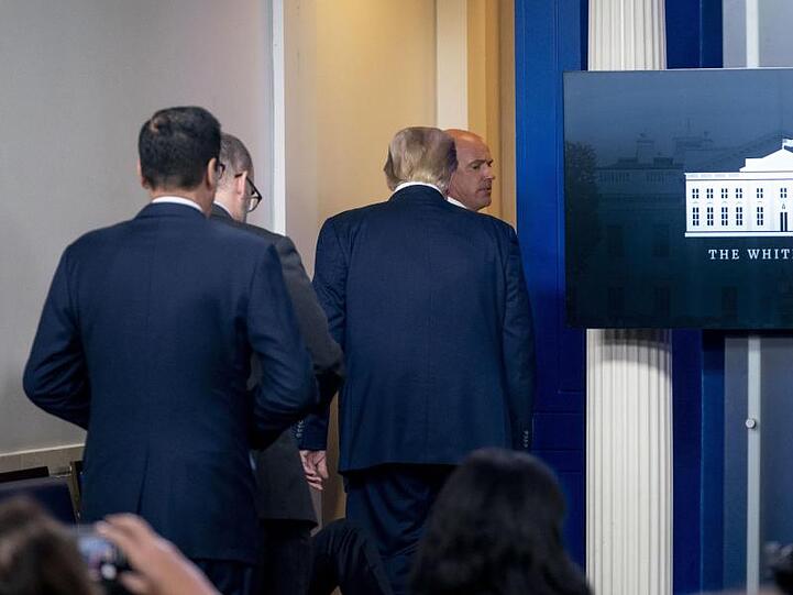 Donald Trump (2.v.r.) verlässt die Pressekonferenz.