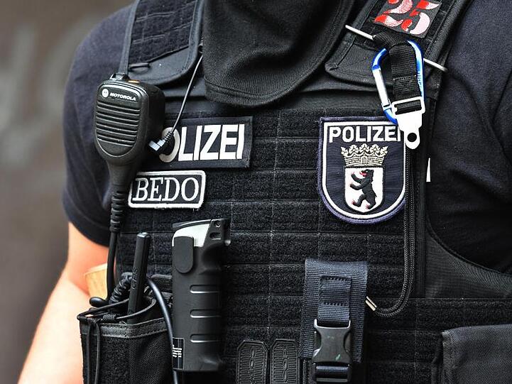 Ein Polizeibeamter während einer Razzia in Berlin.