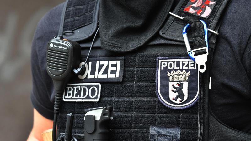 Ein Polizeibeamter während einer Razzia in Berlin. Ein Polizeibeamter während einer Razzia in Berlin.