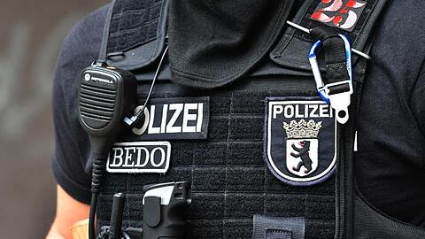 Ein Polizeibeamter während einer Razzia in Berlin.
