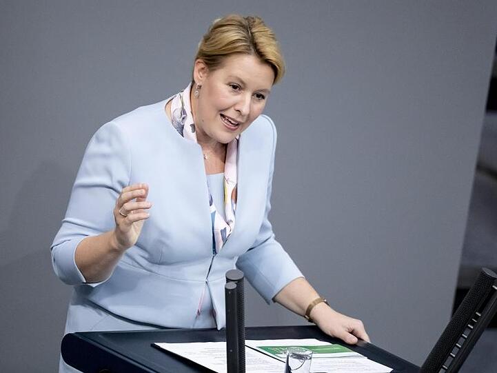 "Wir wollen erreichen, dass in der Zukunft alle unsere Familienleistungen digital werden - das heißt, einfach und bequem mit einer App beantragt werden können, von zuhause, von unterwegs und auf jeden Fall mit so wenig Aufwand wie möglich", sagt Giffey. F.