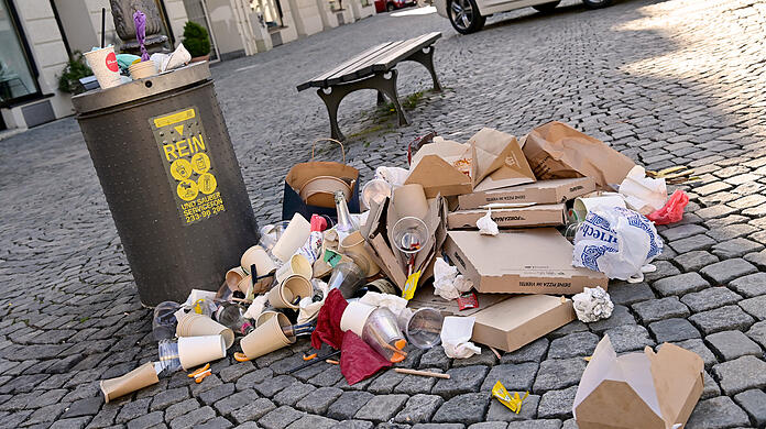 Ein komplett mit Pappbechern und Verpackungen überfüllter Mülleimer am Wiener Platz: Fotos wie diese können mittlerweile auf der Melde-Plattform der Stadt München landen.