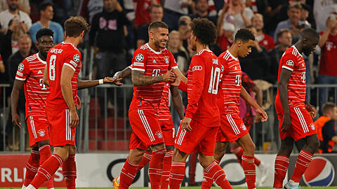 Leroy Sané (r.) jubelt mit Lucas Hernández.