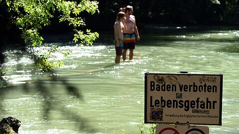 Im Eisbach ist das Baden verboten. Ende Juli hat sich ein junger Mann im Wasser schwer verletzt. Nun ist er verstorben, wie die Polizei mitteilt. (Symbolbild)