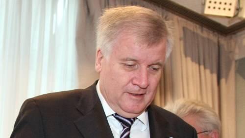 Er entschuldigt sich im Namen der Staatsregierung: Horst Seehofer. Er entschuldigt sich im Namen der Staatsregierung: Horst Seehofer.