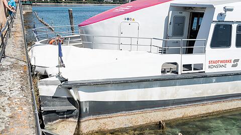 Das Schiff hat Sch&auml;den, liegt aber weiterhin auf dem Wasser.