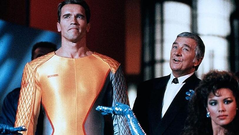 Im Action-Thriller "The Running Man" wird Ben Richards (Arnold Schwarzenegger, links) beschuldigt, ein Massaker ausgelöst zu haben. Im Action-Thriller "The Running Man" wird Ben Richards (Arnold Schwarzenegger, links) beschuldigt, ein Massaker ausgelöst zu haben.
