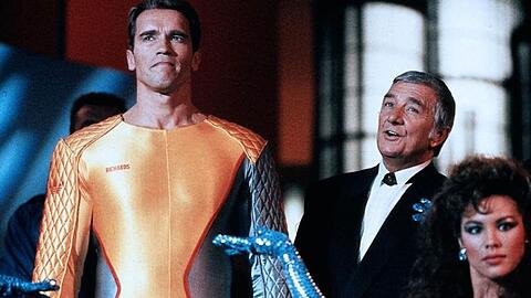 Im Action-Thriller "The Running Man" wird Ben Richards (Arnold Schwarzenegger, links) beschuldigt, ein Massaker ausgel&ouml;st zu haben.