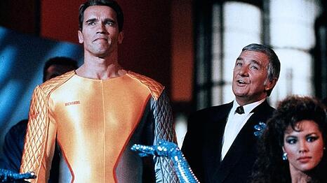 Im Action-Thriller "The Running Man" wird Ben Richards (Arnold Schwarzenegger, links) beschuldigt, ein Massaker ausgel&ouml;st zu haben.