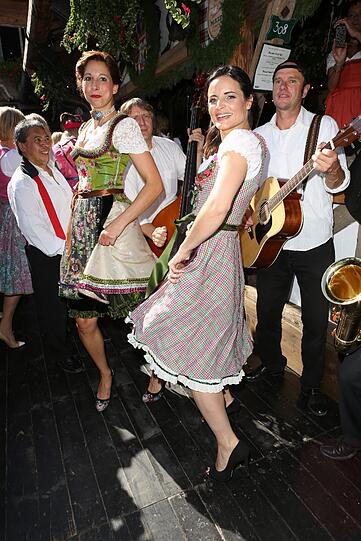 Bilder von der Mercedes-Benz-Damenwiesn mit Uschi Glas, Elisabeth Lanz und Lola Paltinger