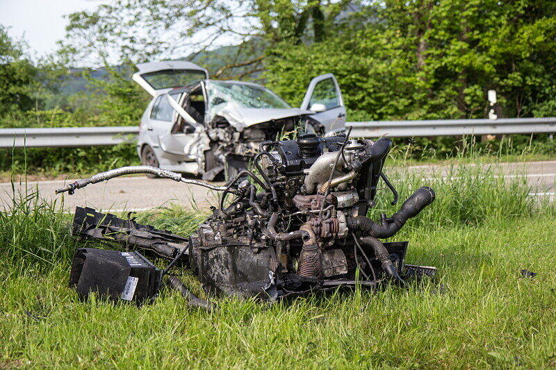 Schwer vorstellbar, dass der Fahrer dieses Wagens nahezu unverletzt blieb. Die Bilder vom Unfallort.