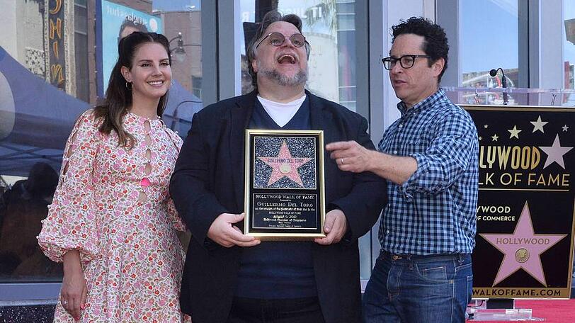 Ihm gönnt es ganz Hollywood: Guillermo del Toro (Mitte) hat endlich seinen Stern auf dem Walk of Fame