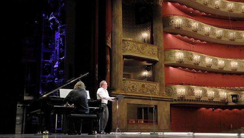 Christian Gerhaher und Gerold Huber beim Montagskonzert im leeren Nationaltheater. Christian Gerhaher und Gerold Huber beim Montagskonzert im leeren Nationaltheater.