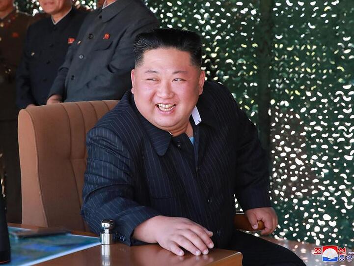 Nordkoreanischen Medien zufolge überwachte Kim Jong Un die Übung für "verschiedene Angriffsmittel von großer Reichweite" persönlich.