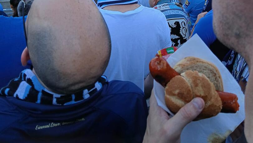 Seit dieser Saison gibt's im Grünwalder Stadion auch Bratwurst - und die kommt bei den Fans offenbar richtig gut an!