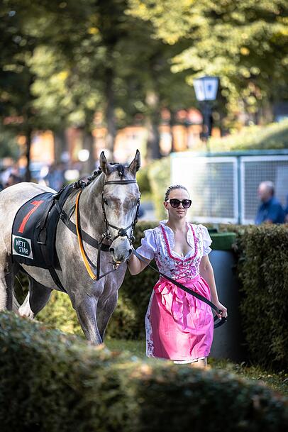 Tracht erwünscht! Die Wiesn steht vor der Tür, und deshalb wird man auch in Riem zahlreiche Dirndl sehen. Tracht erwünscht! Die Wiesn steht vor der Tür, und deshalb wird man auch in Riem zahlreiche Dirndl sehen.