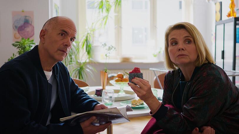 Erik (Christoph Maria Herbst) und Anne Merz (Annette Frier) begeben sich mit der ganzen Sippe diesmal auf einen melancholischen Roadtrip.