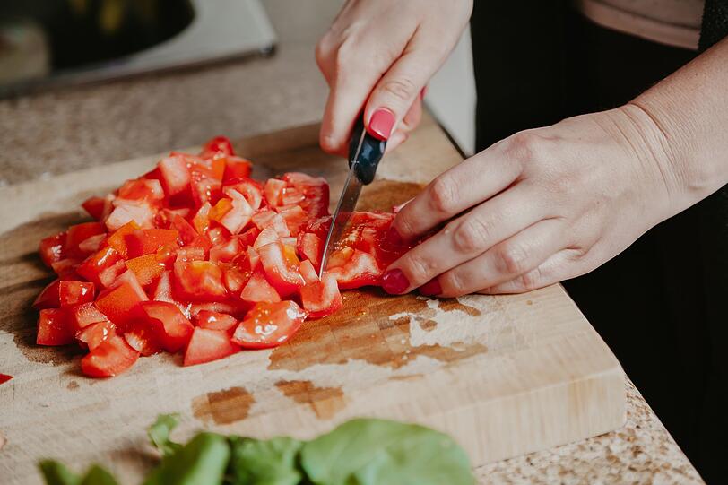 Es wird empfohlen, gr&uuml;ne Stellen sowie St&auml;ngelansatz von Tomaten vor dem Verzehr zu entfernen. Um an einer Vergiftung jedoch ernsthaft zu erkranken, muss ein Mensch etwa 200 mg Solanin zu sich nehmen. Unreife Tomaten weisen zwischen 9 - 32 mg Solanin pro 100 g auf. Gr&uuml;ne Tomatensorten wie Green Zebra oder Zebrino hingegen enthalten die Substanz nicht.