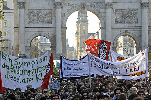 Protest am Siegestor: Mehrere tausend Studenten zogen am Dienstag durch München.