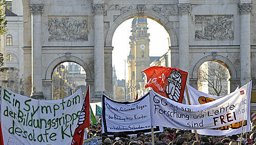 Protest am Siegestor: Mehrere tausend Studenten zogen am Dienstag durch München. Protest am Siegestor: Mehrere tausend Studenten zogen am Dienstag durch München.