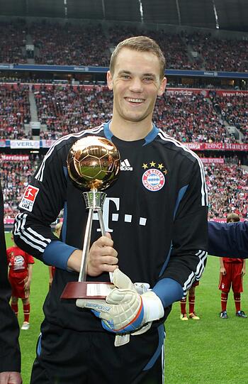 Fussball des Jahres Manuel Neuer erhält die Auszeichnung  von Kicker Herausgeber Rainer Holzschuh