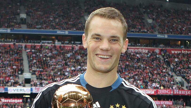 Fussball des Jahres Manuel Neuer erhält die Auszeichnung von Kicker Herausgeber Rainer Holzschuh Fussball des Jahres Manuel Neuer erhält die Auszeichnung von Kicker Herausgeber Rainer Holzschuh