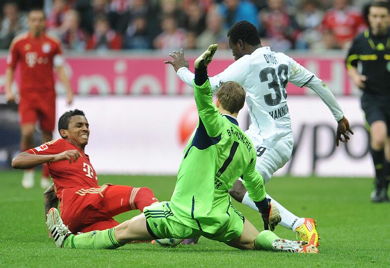 Manuel Neuer in Hektik nach seinem Leichtsinnsfehler gegen Hannovers Diouf.