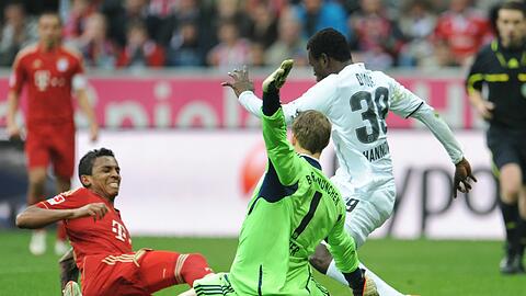 Manuel Neuer in Hektik nach seinem Leichtsinnsfehler gegen Hannovers Diouf.
