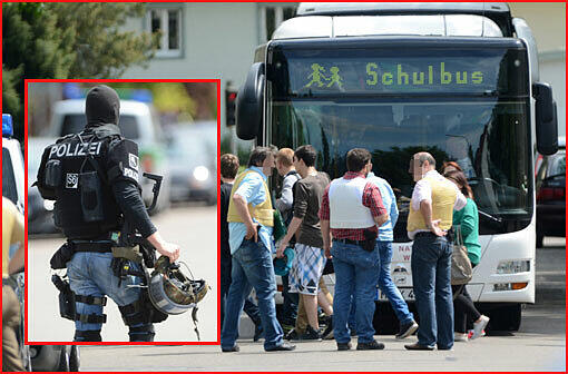 Amok-Alarm an der Lindenschule im bayerischen Memmingen: Nachdem 280 Schüler und ihre Lehrer sich Dienstagmittag nach Schussgeräuschen in den Klassenzimmern eingeschlossen hatten, werden die Schüler mit einem Bus von der Schule weggefahren. Die Polizei durchsucht das Gebäude und fahndet nach einem Achtklässler, der nach Zeugenaussagen mit zwei Waffen hantiert haben soll. Ein Schuss soll gefallen, aber niemand verletzt worden sein.