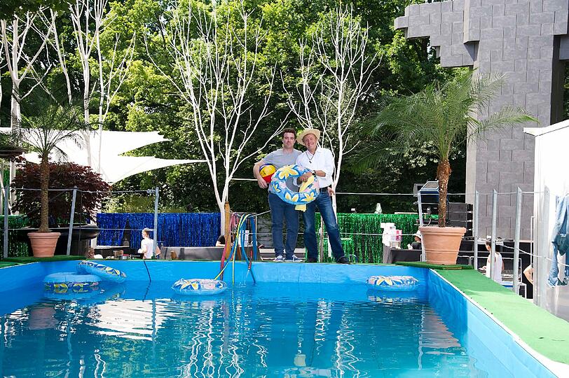 Huii, im P1 wird's jetzt feucht-fröhlich! Zum Sommerfest 2012 hat sich der CLub mal eben einen Pool hinstellen lassen...