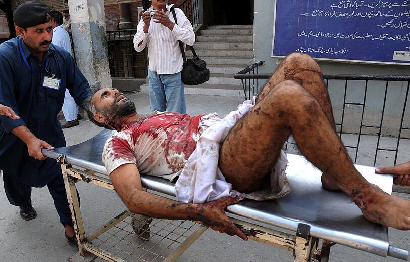 Viele Verletzte und Tote nach einem Anschlag auf einen Markt nahe Peshawar im Nordwesten Pakistans. Foto: Arshad Arbab