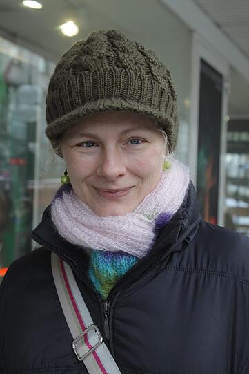 Gabi S. (42), Heilpraktikerin: Wenn die Gesundheit wirklich der Rücktrittsgrund ist, finde ich das voll in Ordnung. Sein Vorgänger hat sich ja schrecklich geplagt. Für die Zukunft fände ich eine Frau oder einen Schwulen als Papst toll. So jemand könnte die Sorgen der Menschen besser verstehen. Schade, dass das nicht möglich ist.