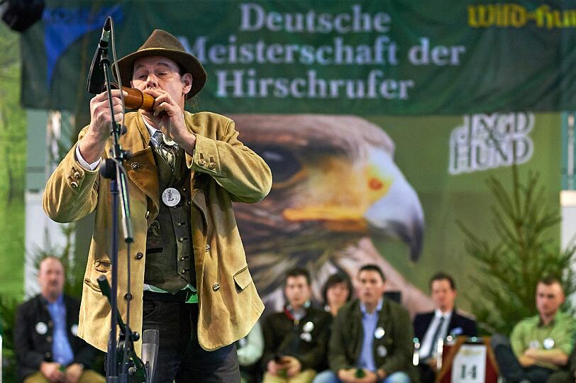 Hirschröhren: Mag der Wettbewerb auf Laien auch skurril wirken - er ist ernst gemeint. Es gewinnt, wer Brunftschreie eines Rothirsches am besten nachahmt. Hilfsmittel sind unter anderem Plastikröhren, große Schneckenhäuser oder Ochsenhörner. Ausgetragen wird der Wettkampf jährlich auf einer Jagdmesse - vor sachkundigem Fachpublikum.