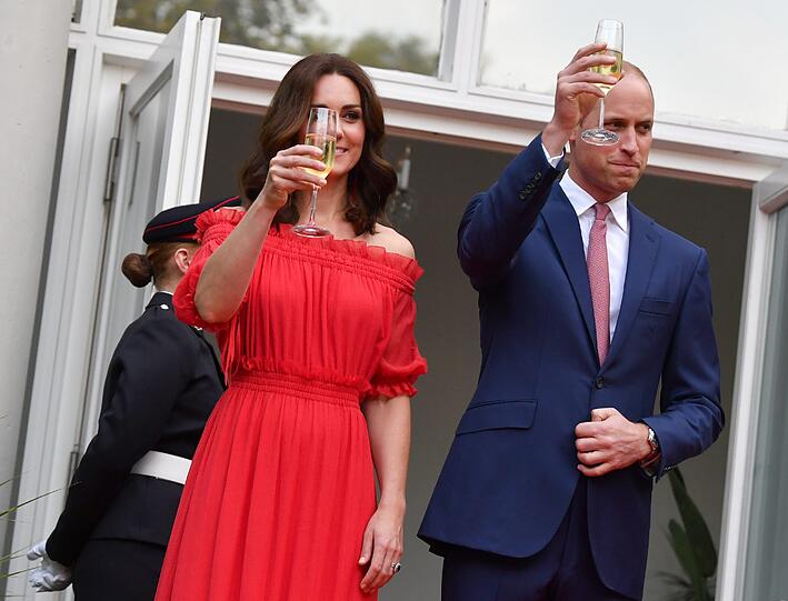 Herzogin Kate und Prinz William kommen in Berlin in den Garten der Residenz des britischen Botschafters bei der "Queen's Birthday Garten Party".