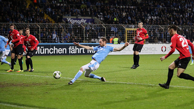 Das 1:0 für den Tabellenführer gegen den Letzten: Markus Ziereis trifft gegen Unterföhring, am Ende heißt es 2:0.